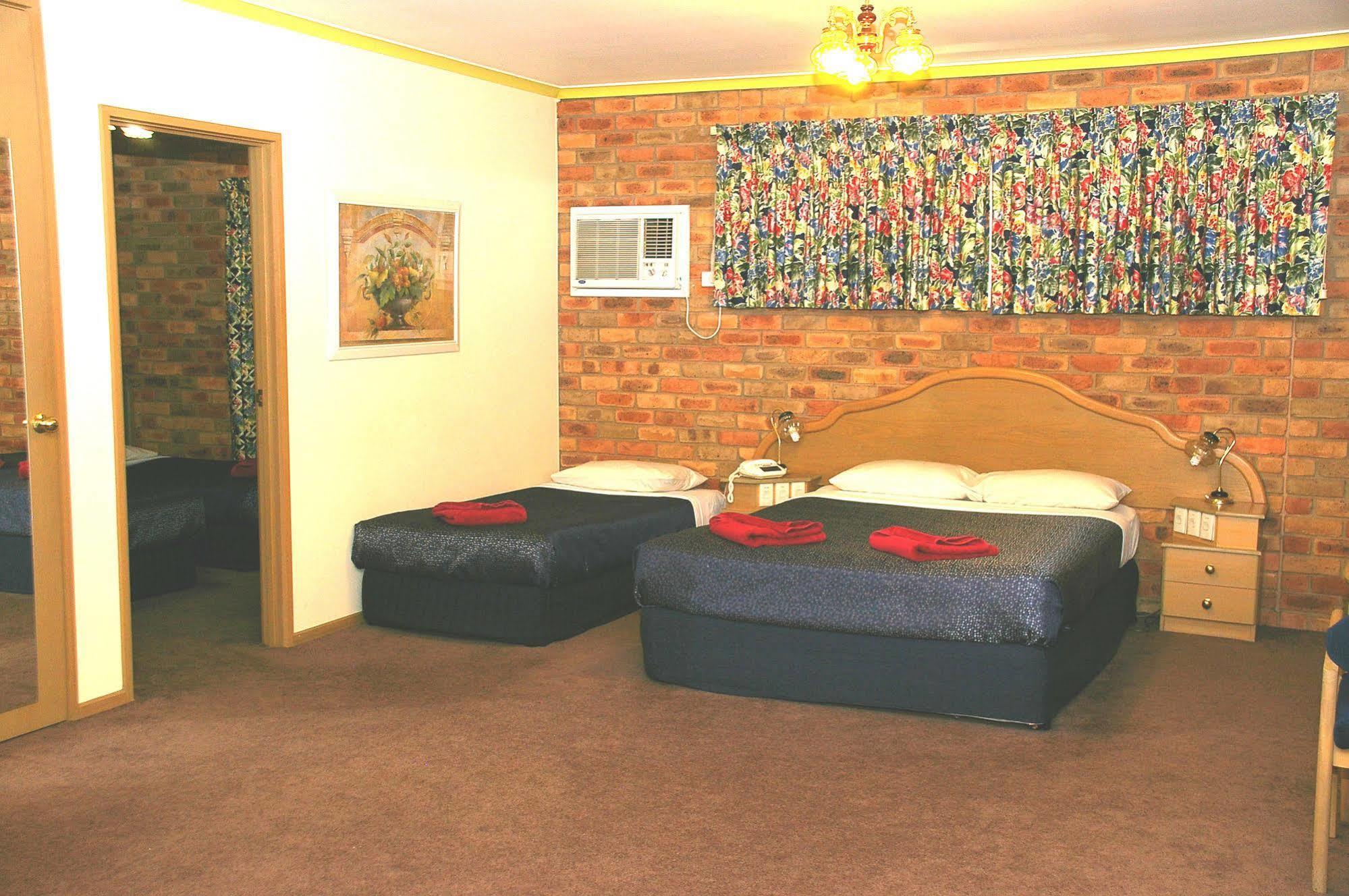 Pines Country Club Motor Inn Shepparton Esterno foto