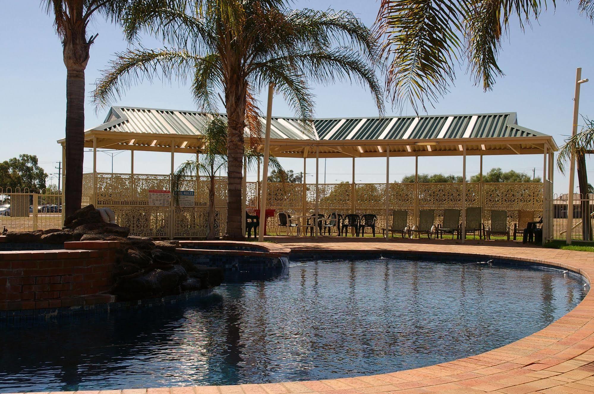 Pines Country Club Motor Inn Shepparton Esterno foto